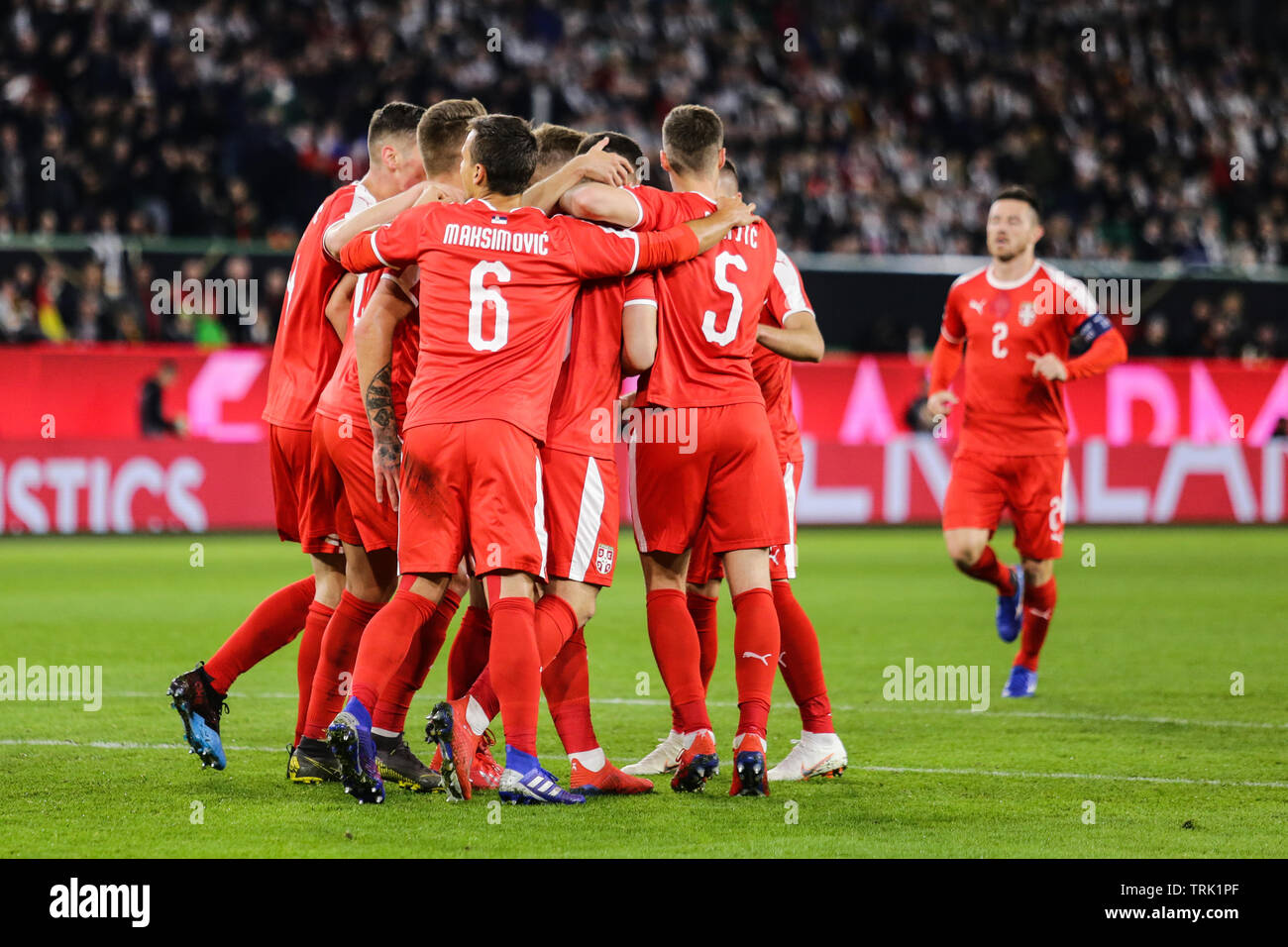 Wolfsburg, Germania, 20 marzo 2019: serba i giocatori che festeggiano il loro primo obiettivo durante la partita di calcio Germania vs Serbia. Foto Stock