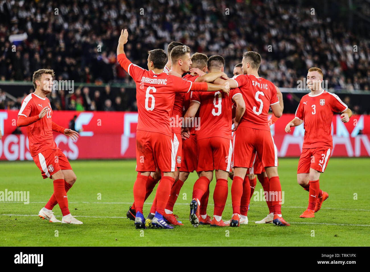 Wolfsburg, Germania, 20 marzo 2019: serba calciatori celebrando un obiettivo durante la international partita amichevole Germania vs Serbia a Wolfsburg. Foto Stock