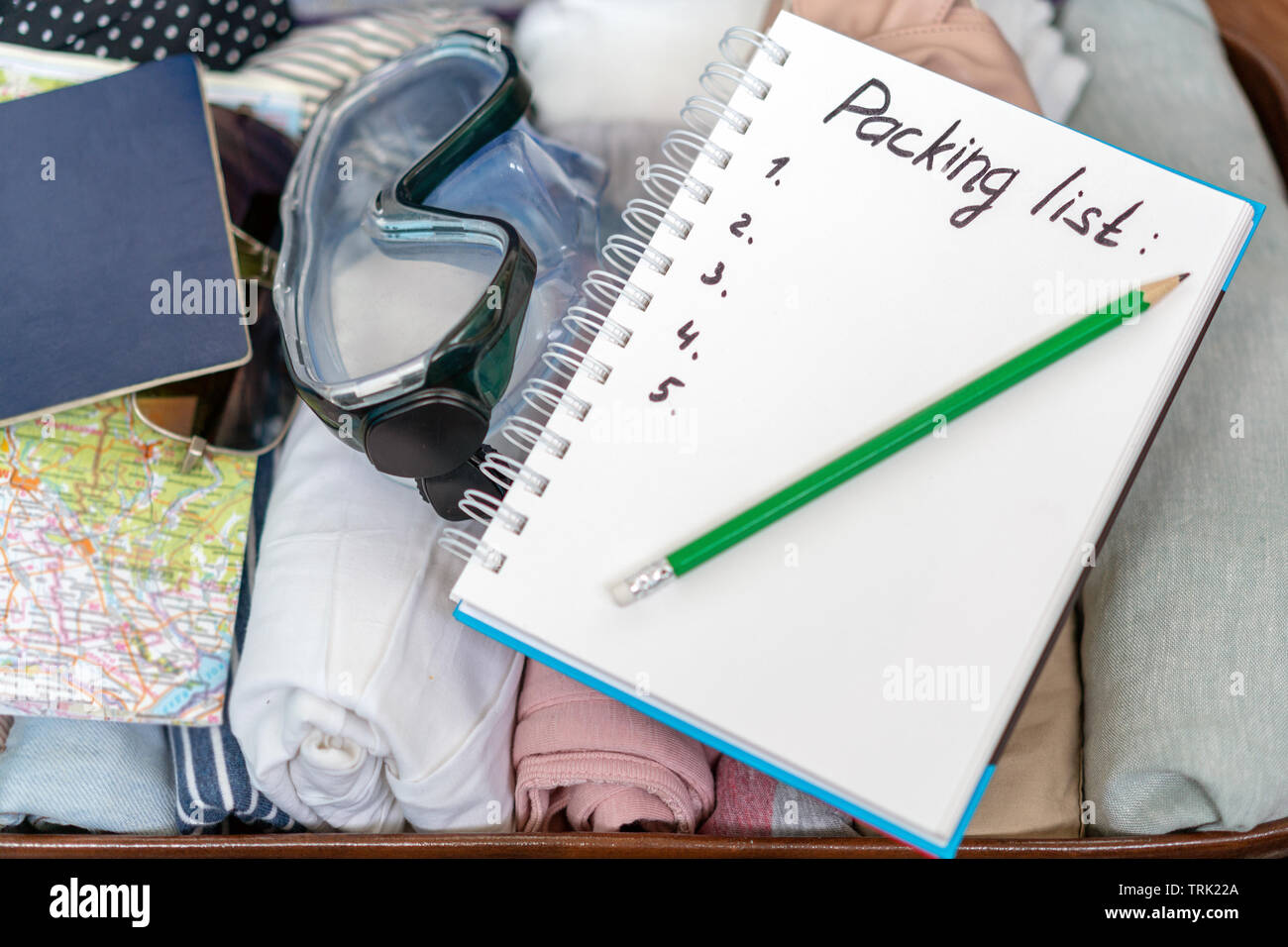 Lista di imballaggio in bianco per notebook. Vista superiore Foto Stock