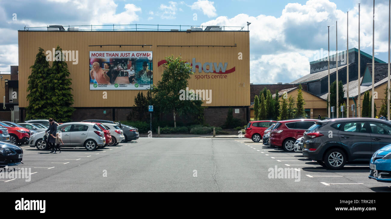 Esterno della Wishaw Sports Centre in North Lanarkshire, compresa una parte del parcheggio auto. Foto Stock