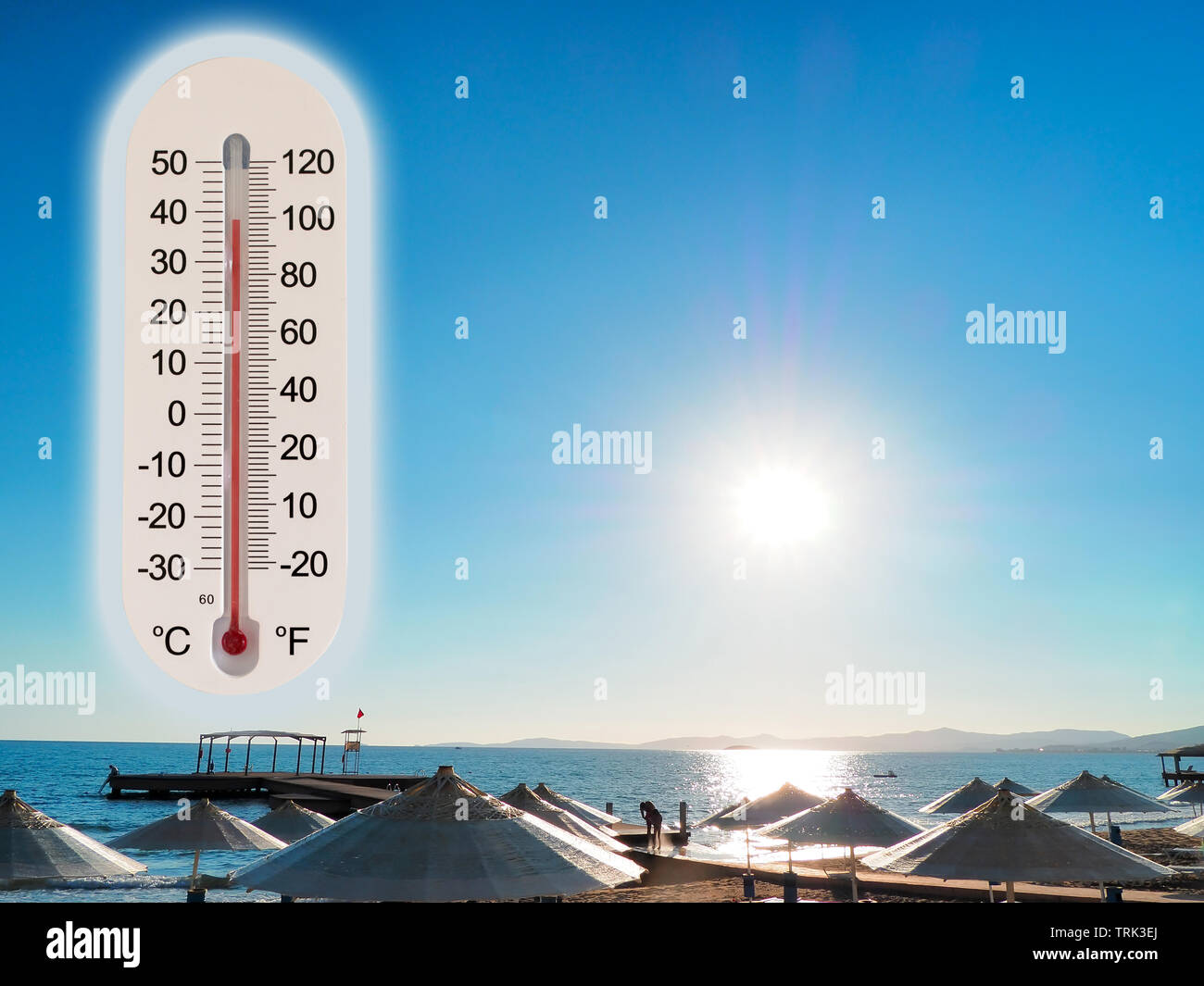 Termometro che mostra l'aumento di temperatura in estate il sole e il mare foto koncept Foto Stock