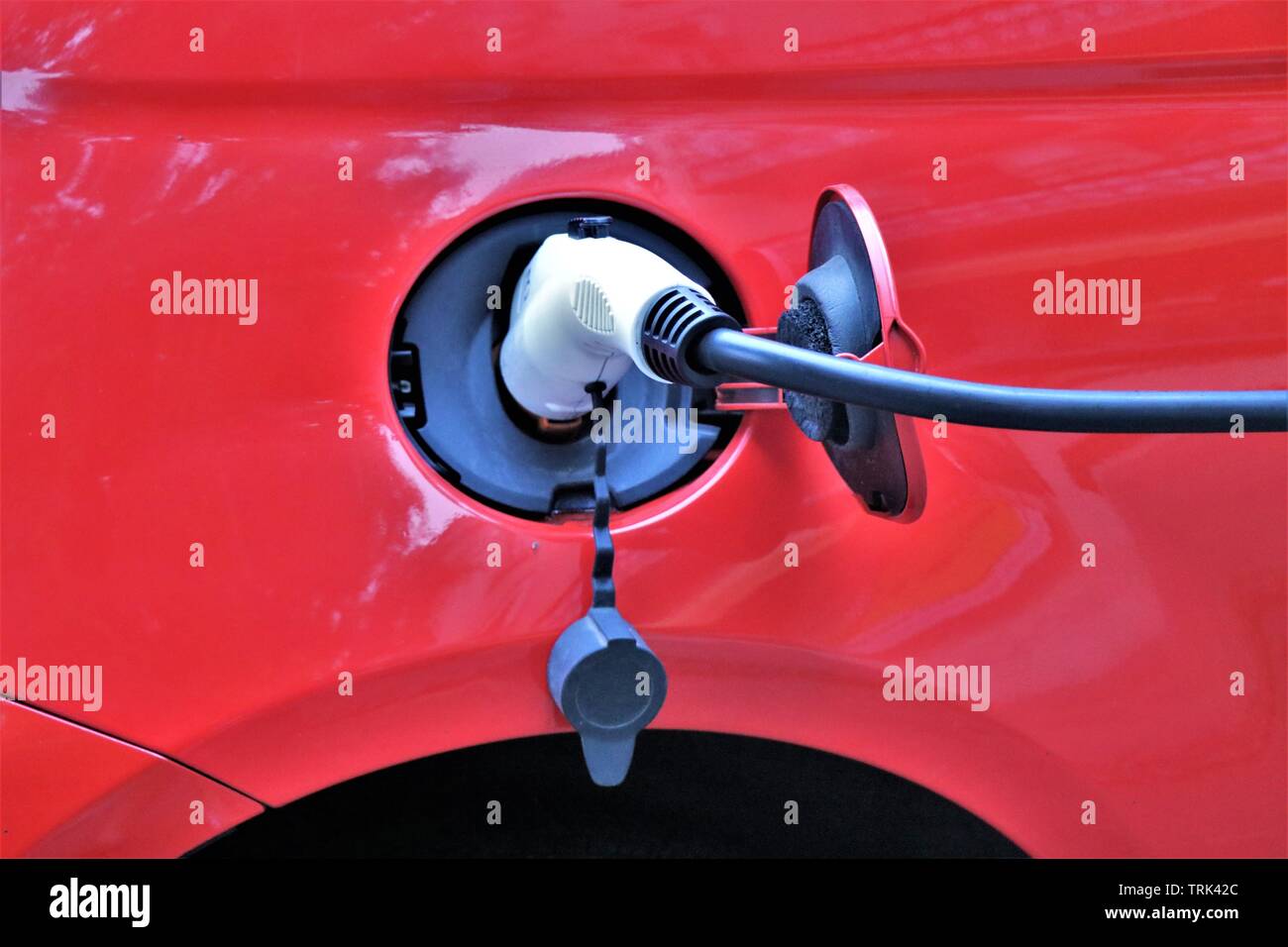 Punto di caricabatterie per auto elettriche. Il futuro contro l'inquinamento. Auto collegato alla corrente elettrica. Foto Stock