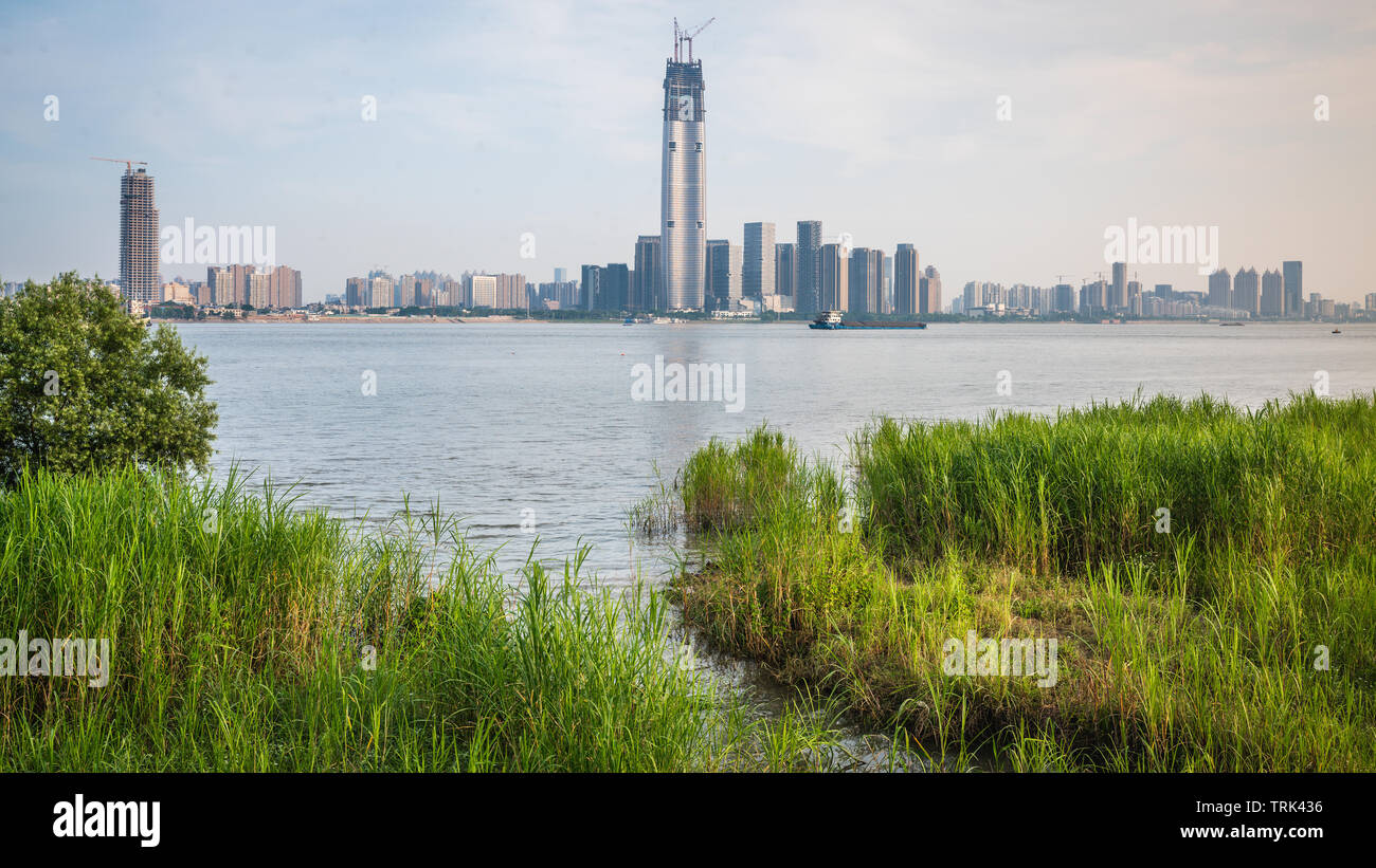 Wuhan skyline e Yangtze River con supertall grattacielo in costruzione nel 2019 a Wuhan Hubei Cina Foto Stock Wuhan skyline e Yangtze River con supertall grattacielo in costruzione nel 2019 a Wuhan Hubei Cina Foto Stock