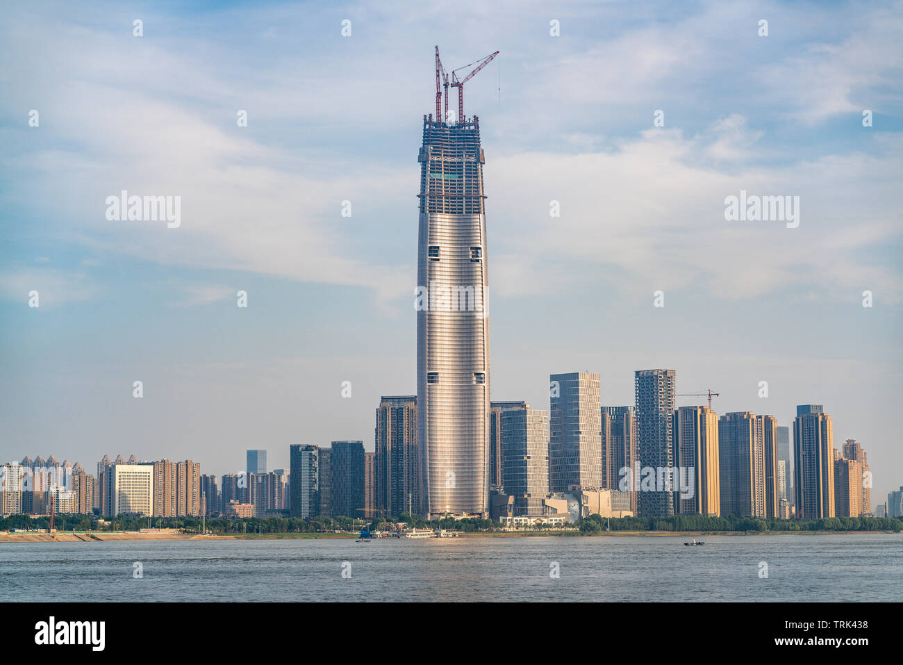 Wuhan skyline e Yangtze River con supertall grattacielo in costruzione nel 2019 a Wuhan Hubei Cina Foto Stock Wuhan skyline e Yangtze River con supertall grattacielo in costruzione nel 2019 a Wuhan Hubei Cina Foto Stock