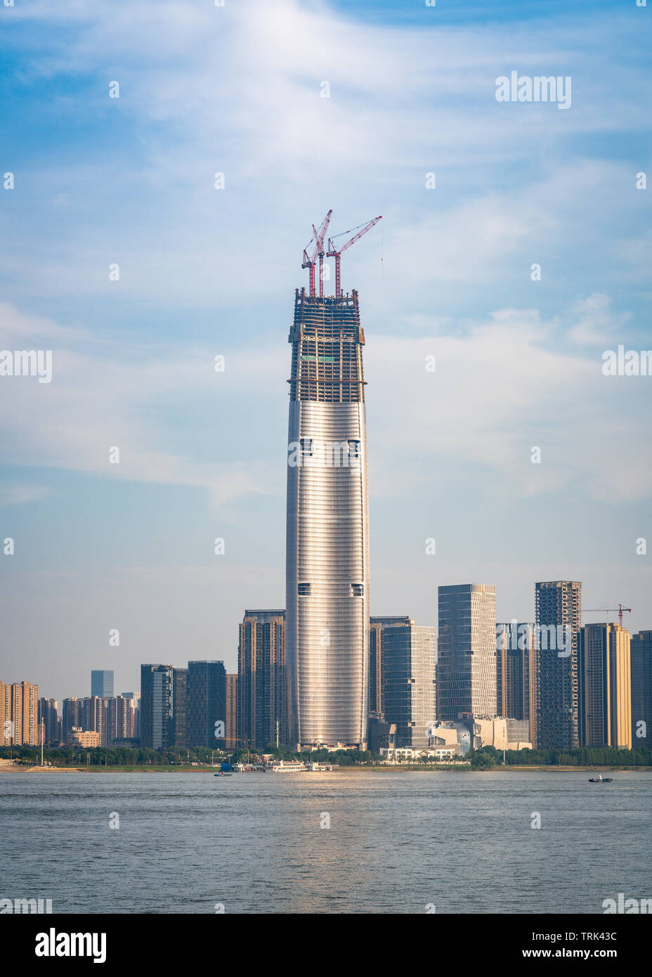 Wuhan skyline e Yangtze River con supertall grattacielo in costruzione nel 2019 a Wuhan Hubei Cina Foto Stock Wuhan skyline e Yangtze River con supertall grattacielo in costruzione nel 2019 a Wuhan Hubei Cina Foto Stock