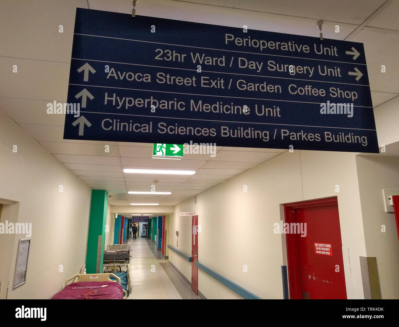 Unità di assistenza perioperatoria segno e 23h ward le direzioni in un ospedale di Sydney Australia Foto Stock