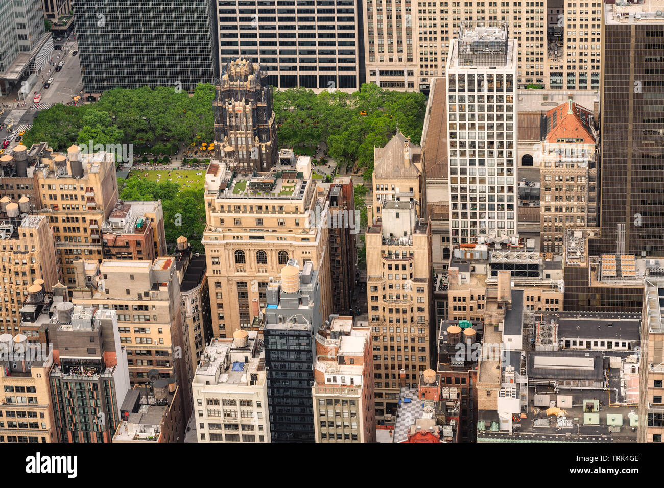 Vista aerea del centro cittadino di Manhattan Skyline e Bryan Park, New York City Foto Stock