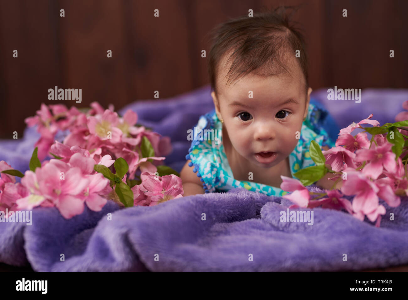 Carino neonato ragazza distesa sul morbido manto Foto Stock