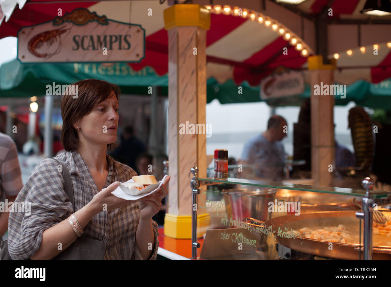 Donna adulta acquistare alimenti tradizionali sul mercato bavarese Foto Stock