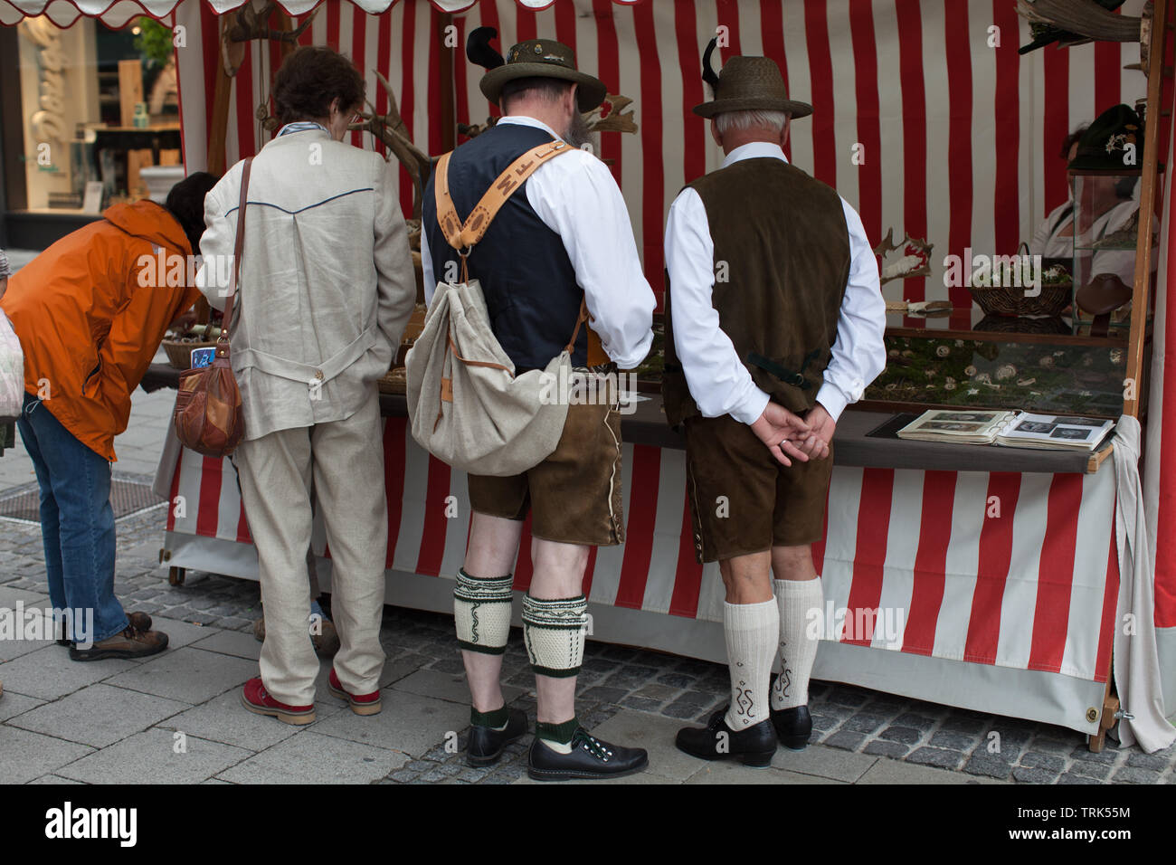 Due uomini indossando il tradizionale costume bavarese sulla strada del mercato Foto Stock