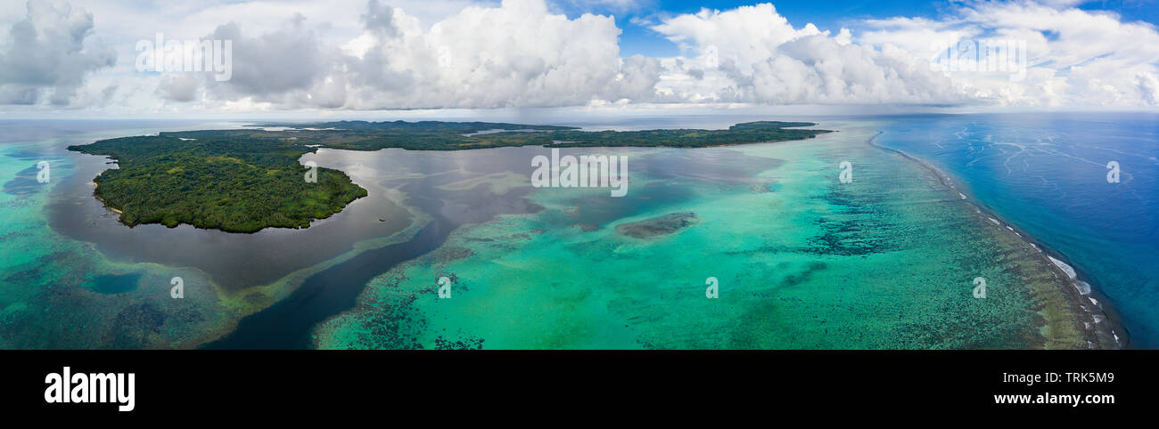 Una veduta aerea sopra la barriera corallina esterna e canale Goofnuw guardando a sud verso l'isola di Yap, Micronesia. Foto Stock