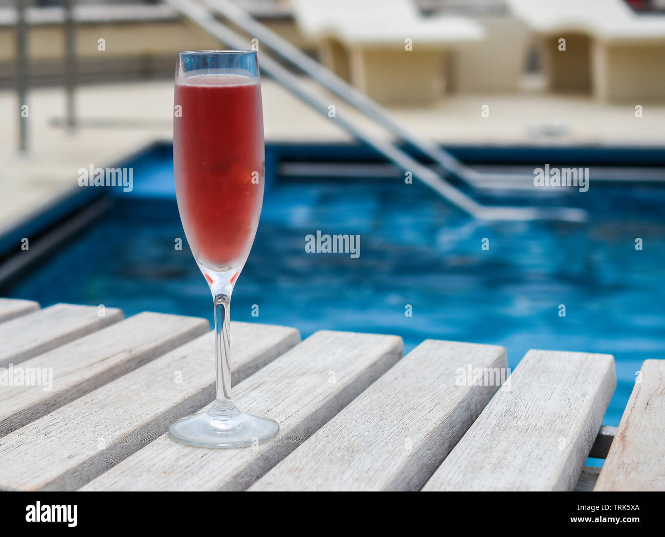 Cocktail del giorno: Kir Royal vicino a una piscina su una vacanza estiva. Foto Stock