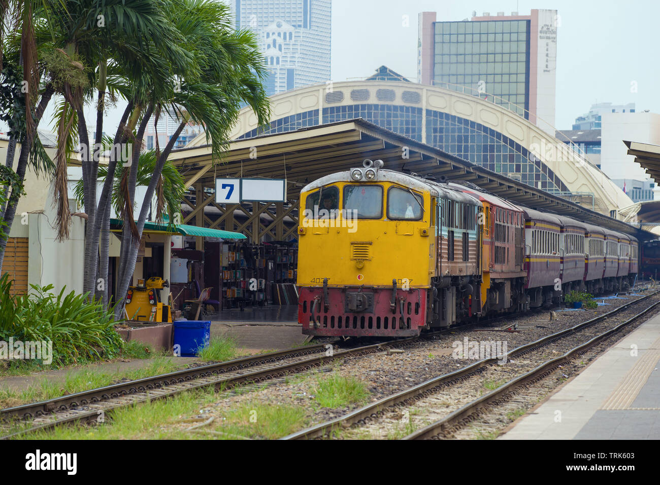 BANGKOK, Tailandia - 04 gennaio 2019: treni passeggeri in Hua Lamphong stazione ferroviaria Foto Stock