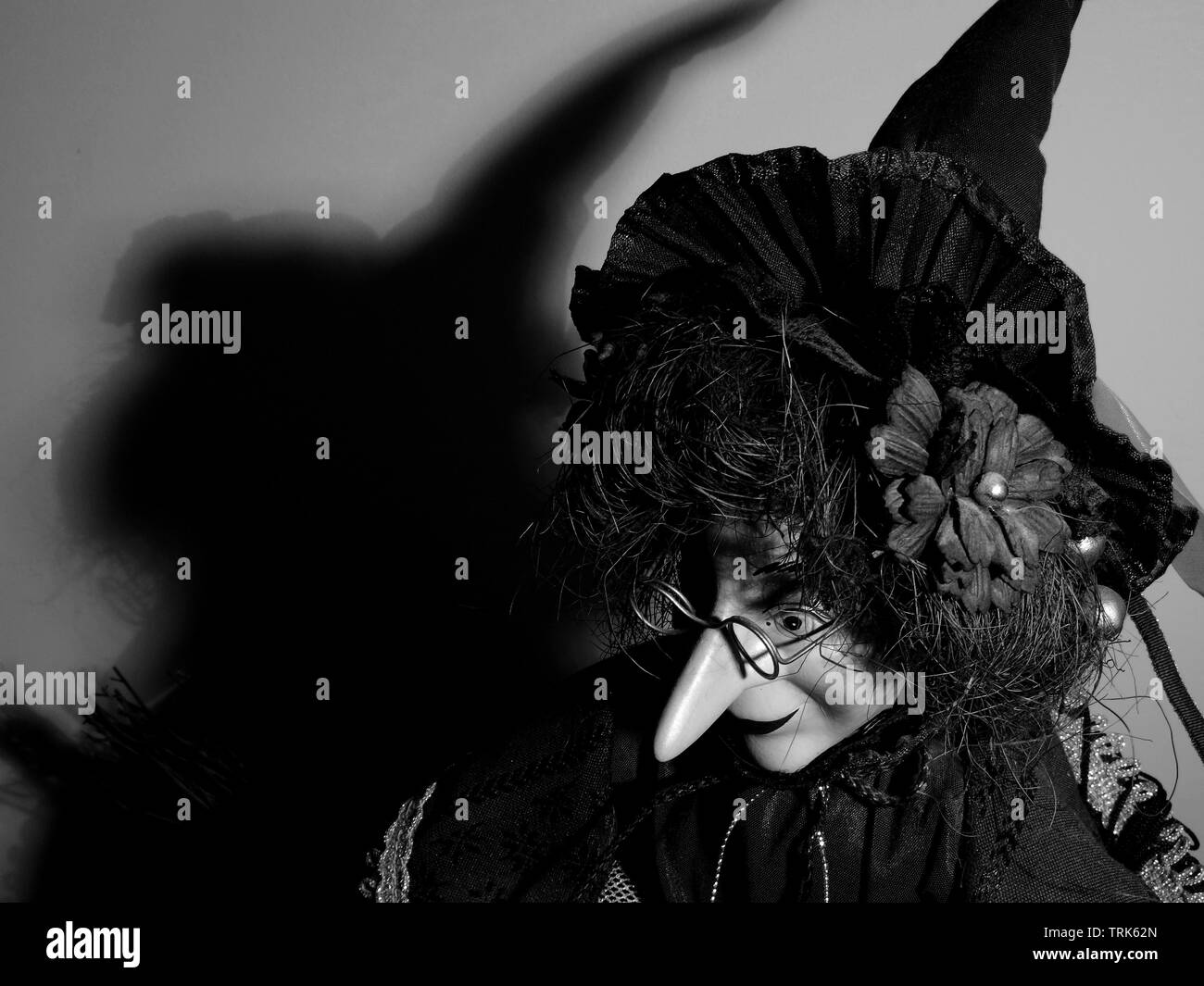 Burattini di una strega casting ombra sul muro. Foto Stock