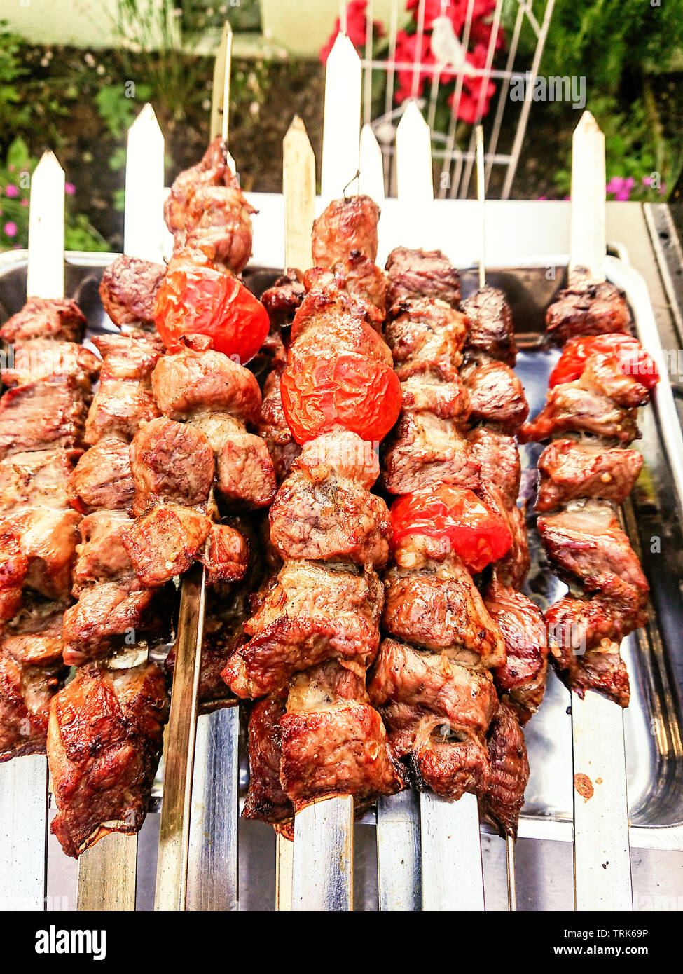 Grigliata di kebab spiedini di agnello e i pomodori, vista dall'alto Foto Stock