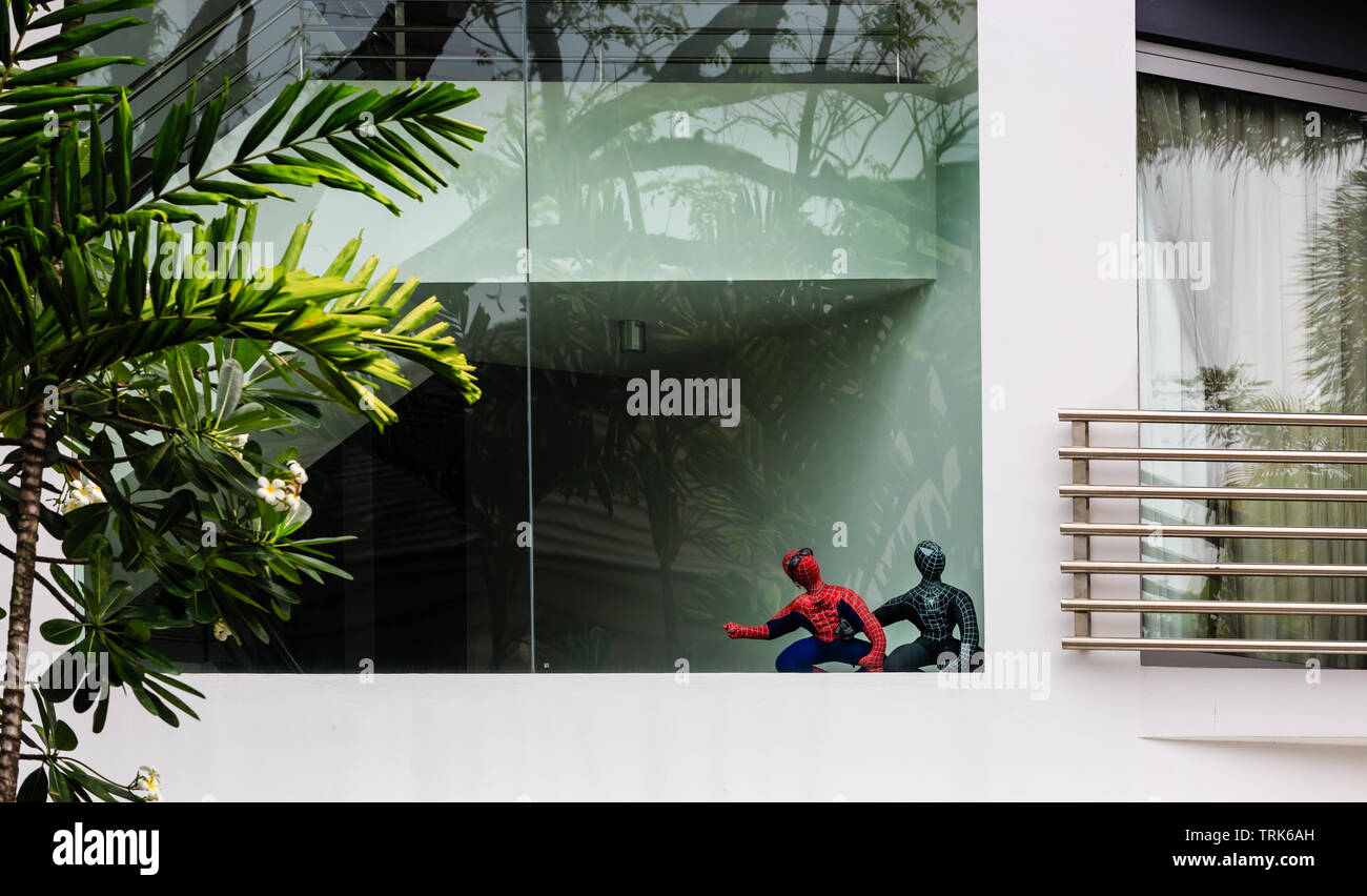 Singapore-02 APR 2019：Uomo Ragno giocattolo sul display della grande finestra Foto Stock