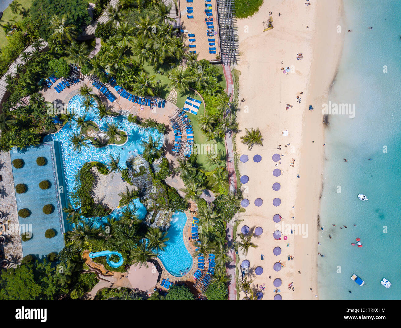 Una veduta aerea della piscina e della spiaggia all'Outrigger Hotel sulla Baia di Tumon, Guam Micronesia, Isole Marianne, Oceano Pacifico. Foto Stock