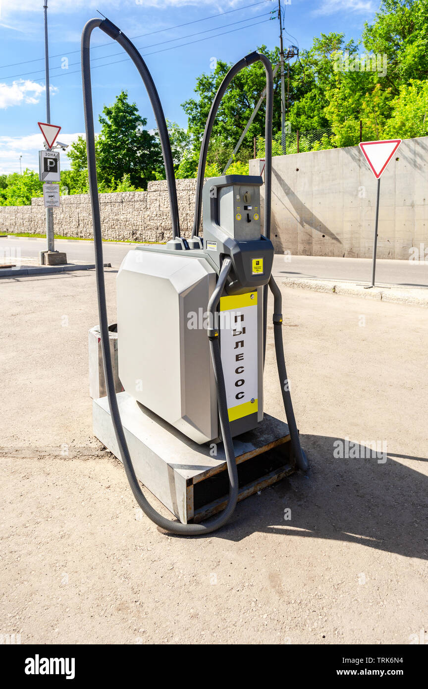 Samara, Russia - 1 Giugno 2019: Fermo aspirapolvere per auto pulizia presso l autolavaggio self-service Foto Stock