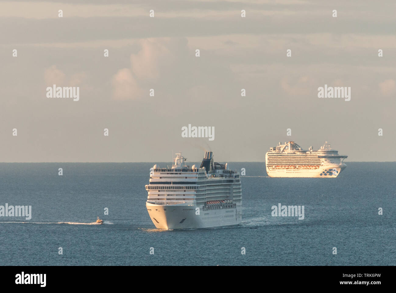 Il Porto di Cork, Cork, Irlanda. 08th, 2019. Cork barca pilota Fáilte l'aproaches la nave da crociera MSC Orchestra mentre la seconda canna Crown Princess, attende il suo turno di essere accompagnati al porto per una visita a Messina e Cobh, Co. Cork, Irlanda. Credito: David Creedon/Alamy Live News Foto Stock
