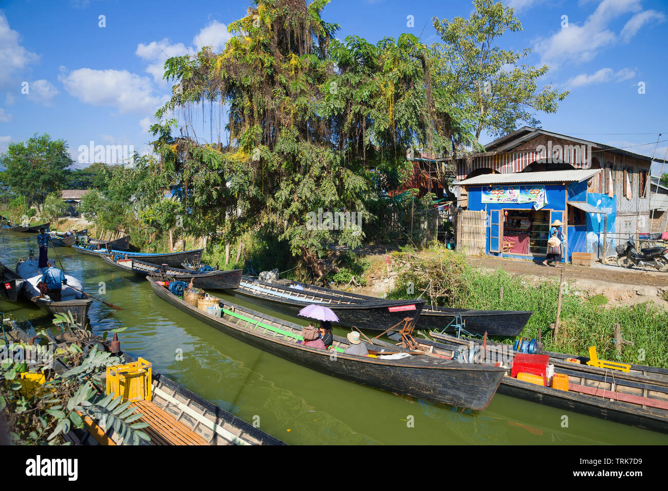 NYAUNG SHWE, MYANMAR - 26 dicembre 2016: giornata di sole sulla città canal Foto Stock