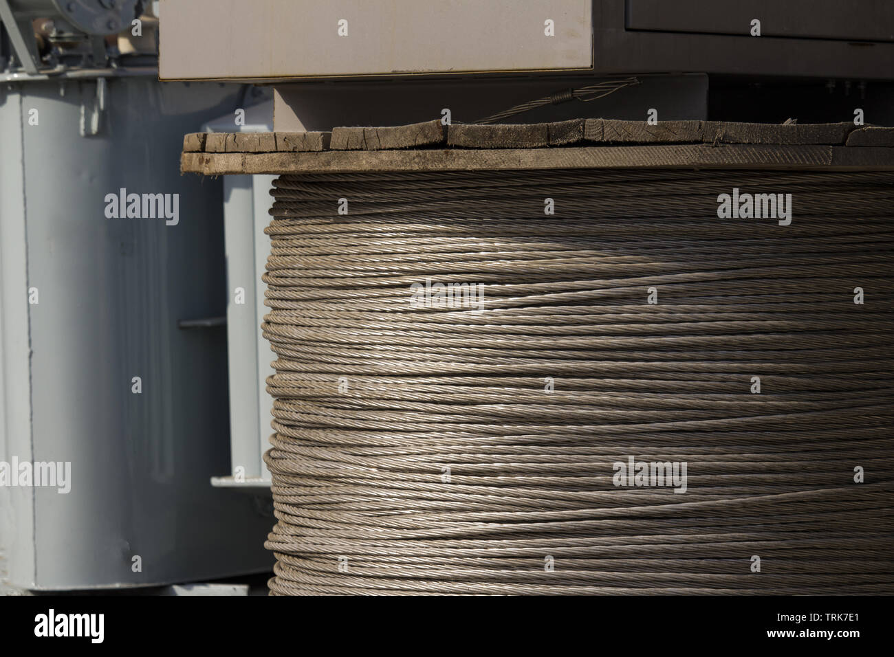 Filo nero del cavo elettrico con bobina in legno del cavo elettrico Foto Stock