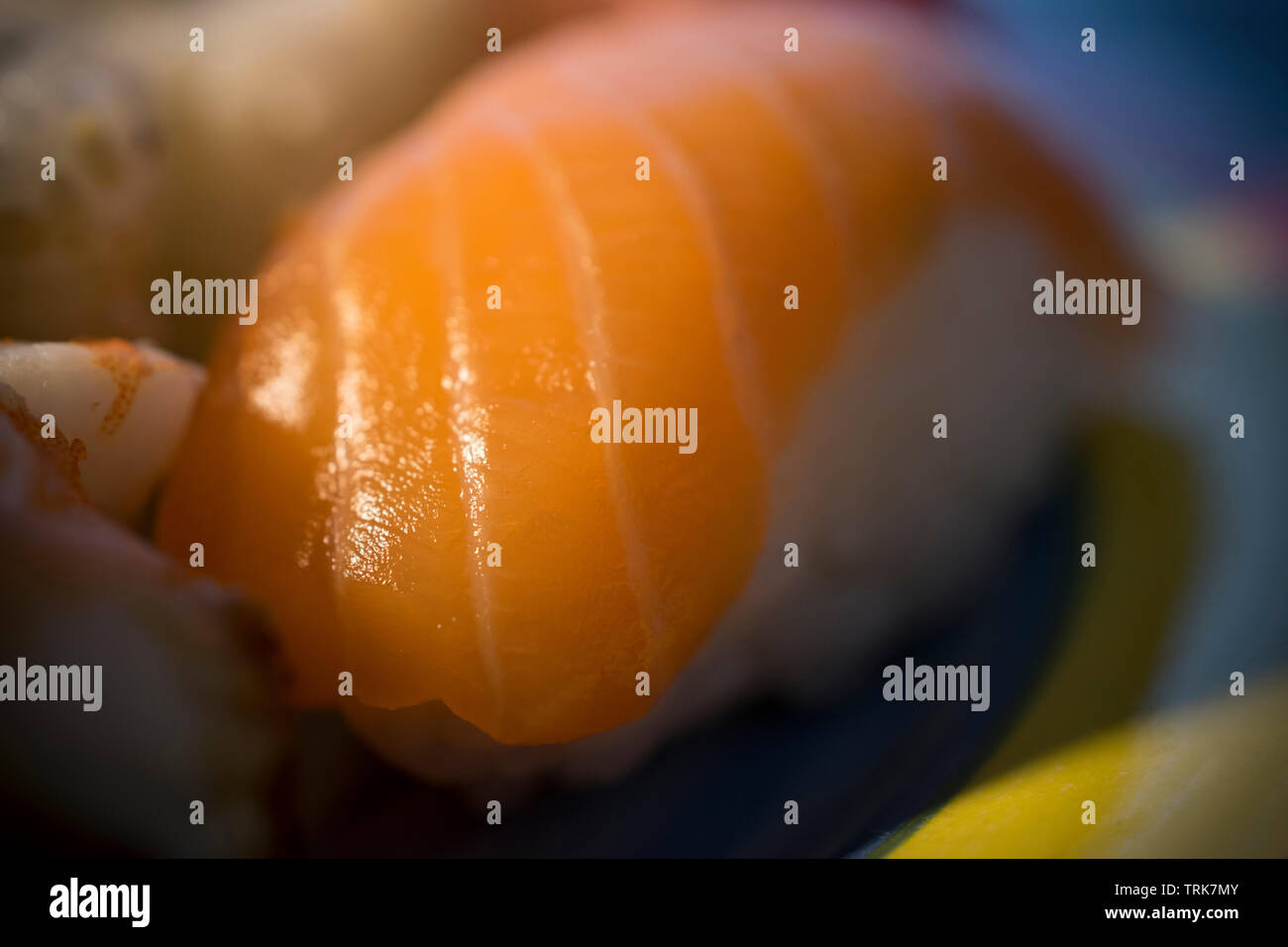 Un close-up di nigiri al salmone Foto Stock