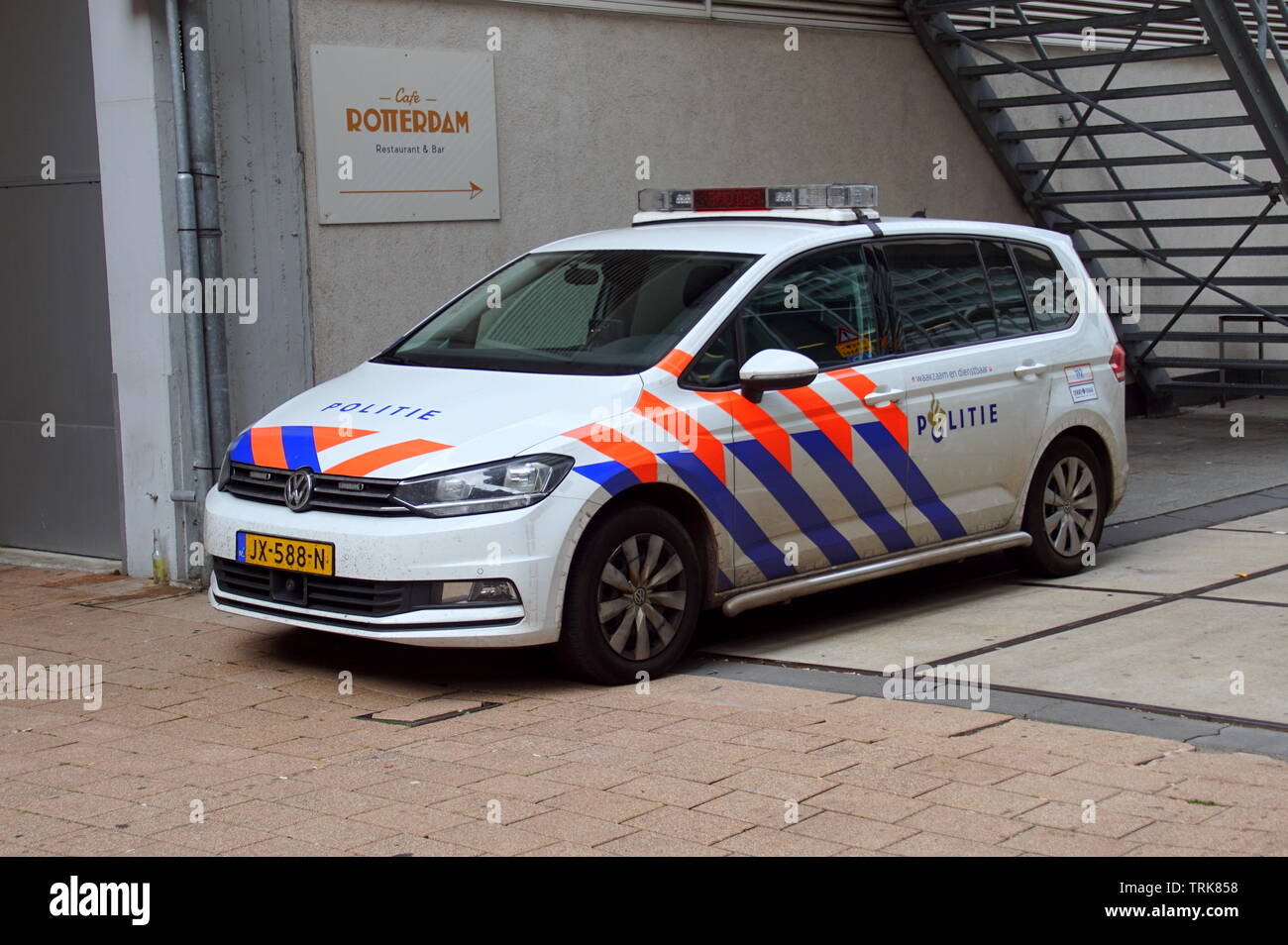 Rotterdam, Paesi Bassi - 21 Ottobre 2018: Dutch National auto della polizia Volkswagen Touran parcheggiata dal lato della strada. Nessuno nel veicolo. Foto Stock