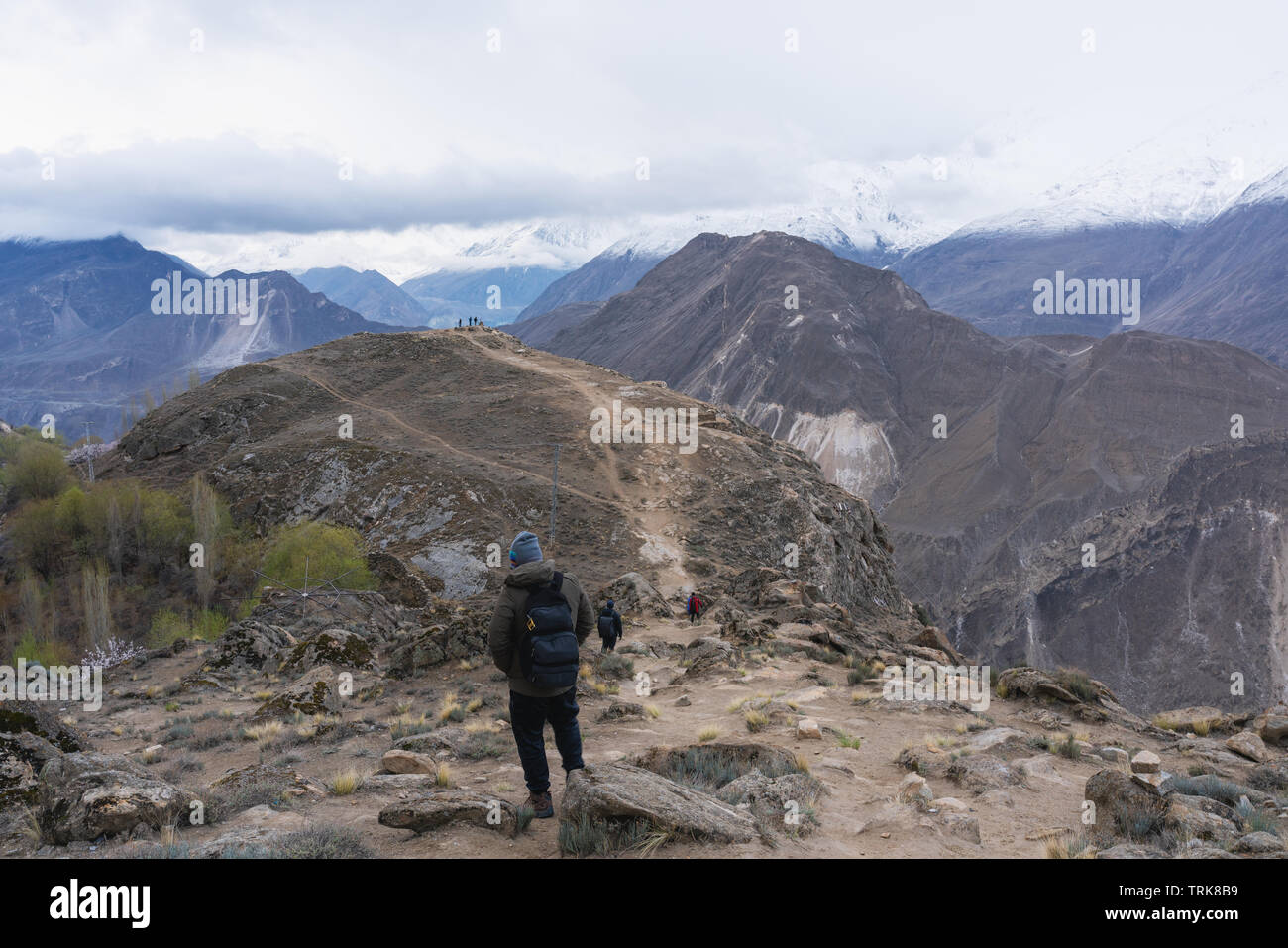 Gruppo di persone la montagna nella valle di Hunza, Pakistan. Stile di vita viaggio avventuroso e di concetto Foto Stock