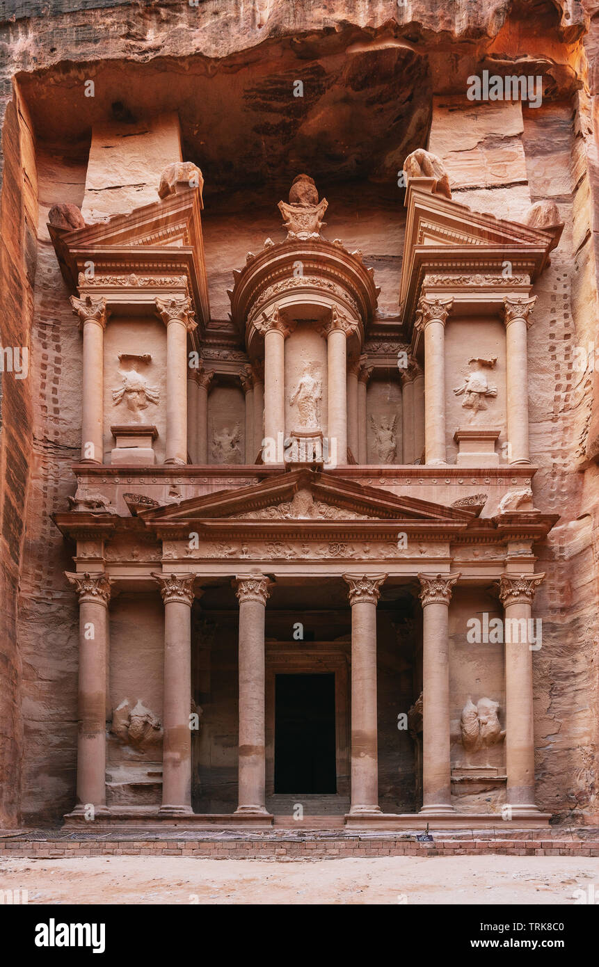 Al Khazneh, antica architettura scolpito sul canyon di montagna in Petra, Giordania Foto Stock