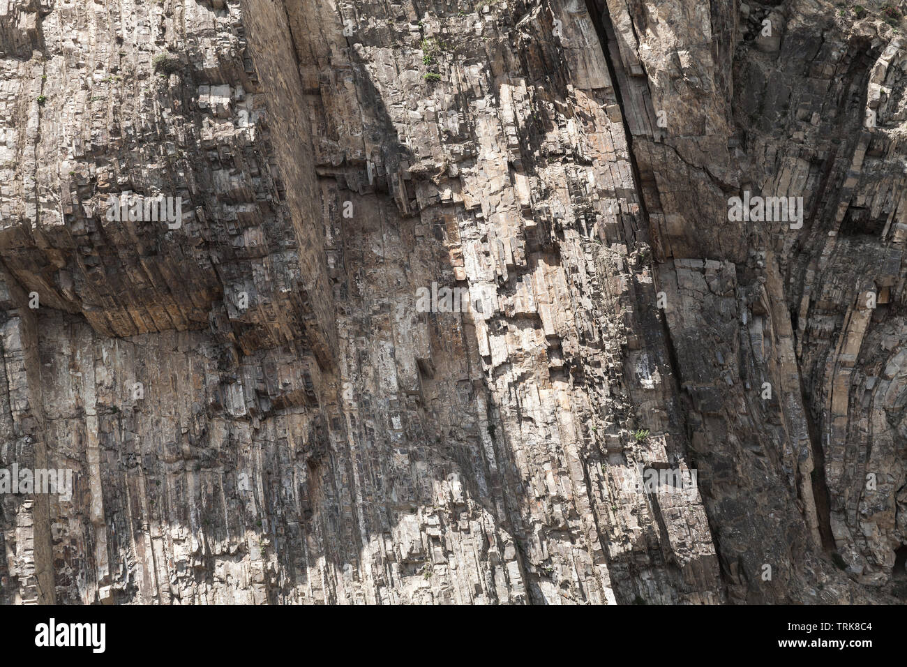 Ruvida naturale stratificato parete di roccia, foto di sfondo texture Foto Stock