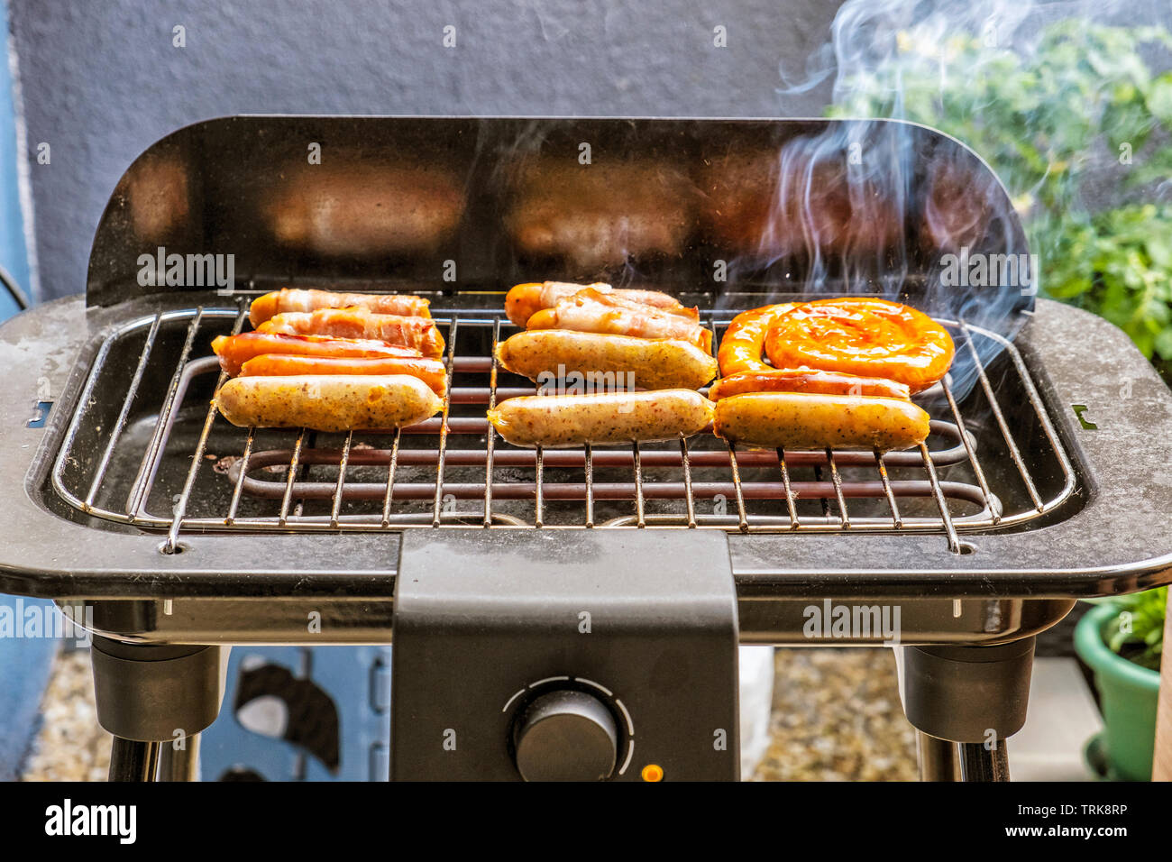 Barbecue salsicce sulla griglia elettrica. Tema alimentare Foto stock -  Alamy