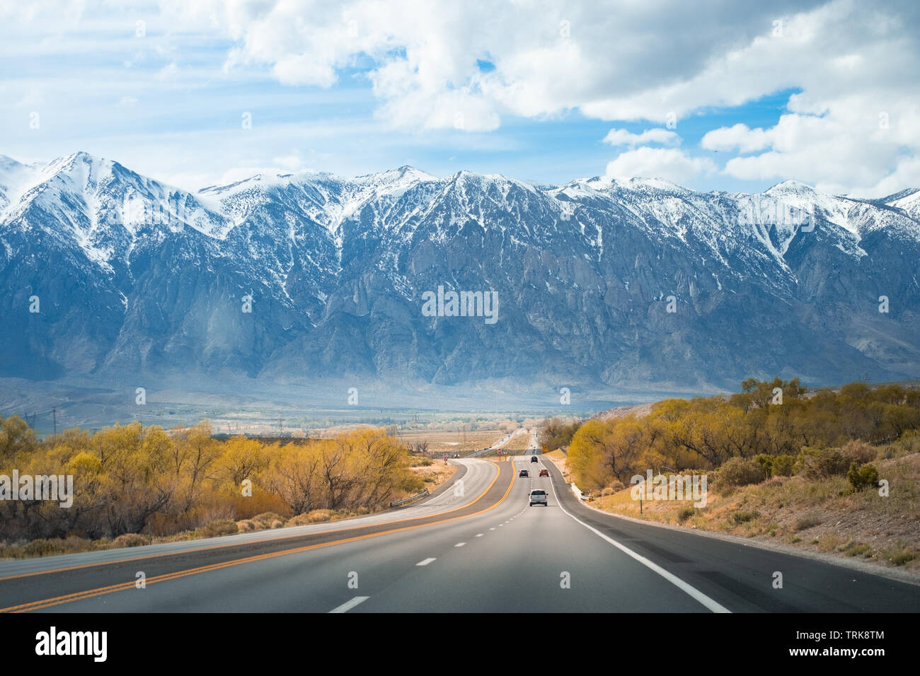 Bella neve mountain range sull'autostrada 395 in California, Stati Uniti d'America Foto Stock