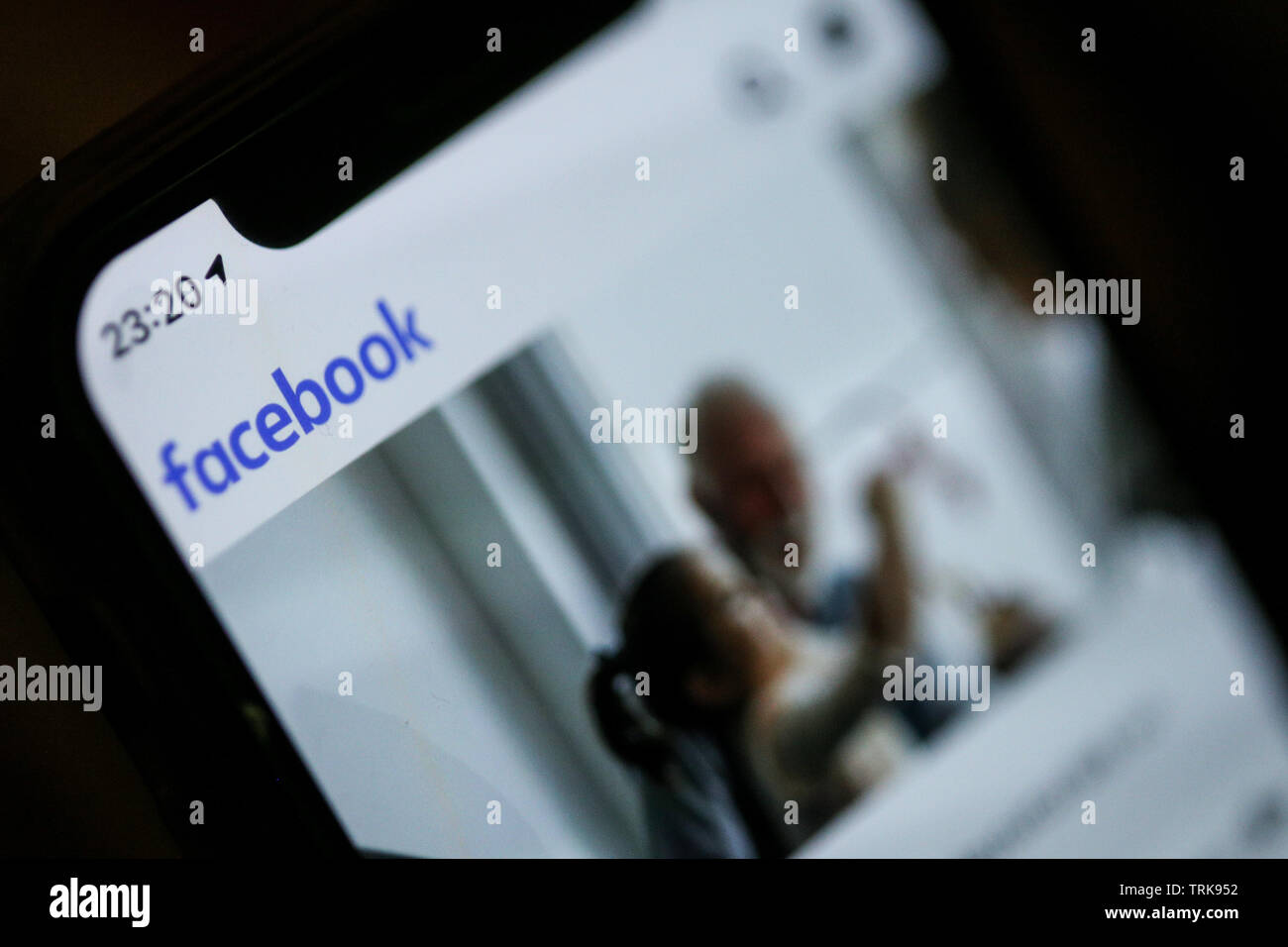 Bucarest, Romania - 14 Maggio 2019: immagine macro con Facebook app su un dispositivo mobile. Foto Stock