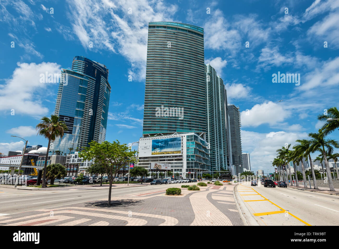Miami, FL, Stati Uniti - Aprile 19, 2019: Miami cityscape di centro business e di edifici residenziali a Biscayne Boulevard su una splendida primavera Foto Stock