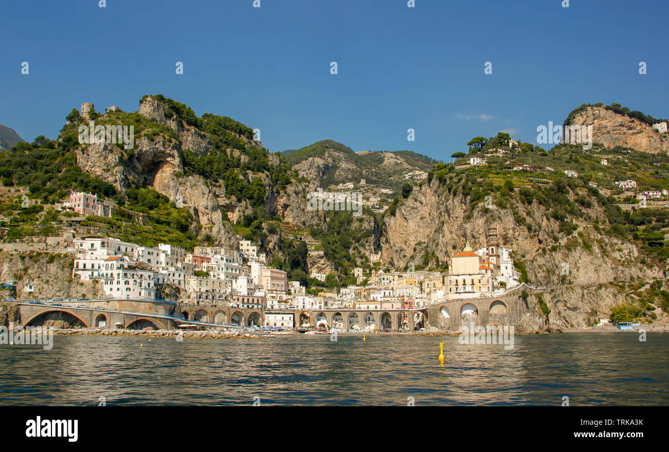 Atrani sulla costiera amalfitana, Campania, Italia Foto Stock