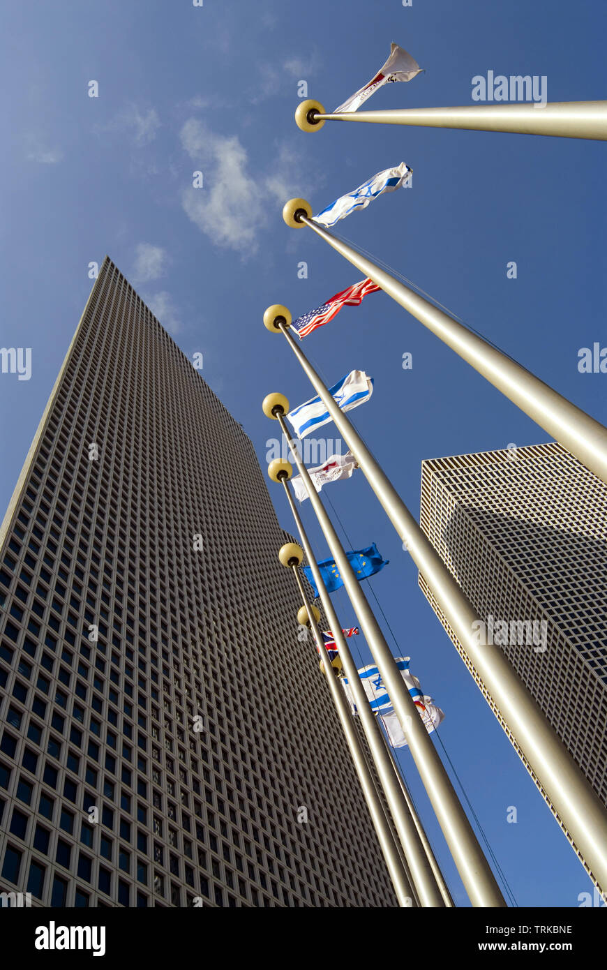 Bandiere contro sky e alto edificio, vista dal basso Foto Stock