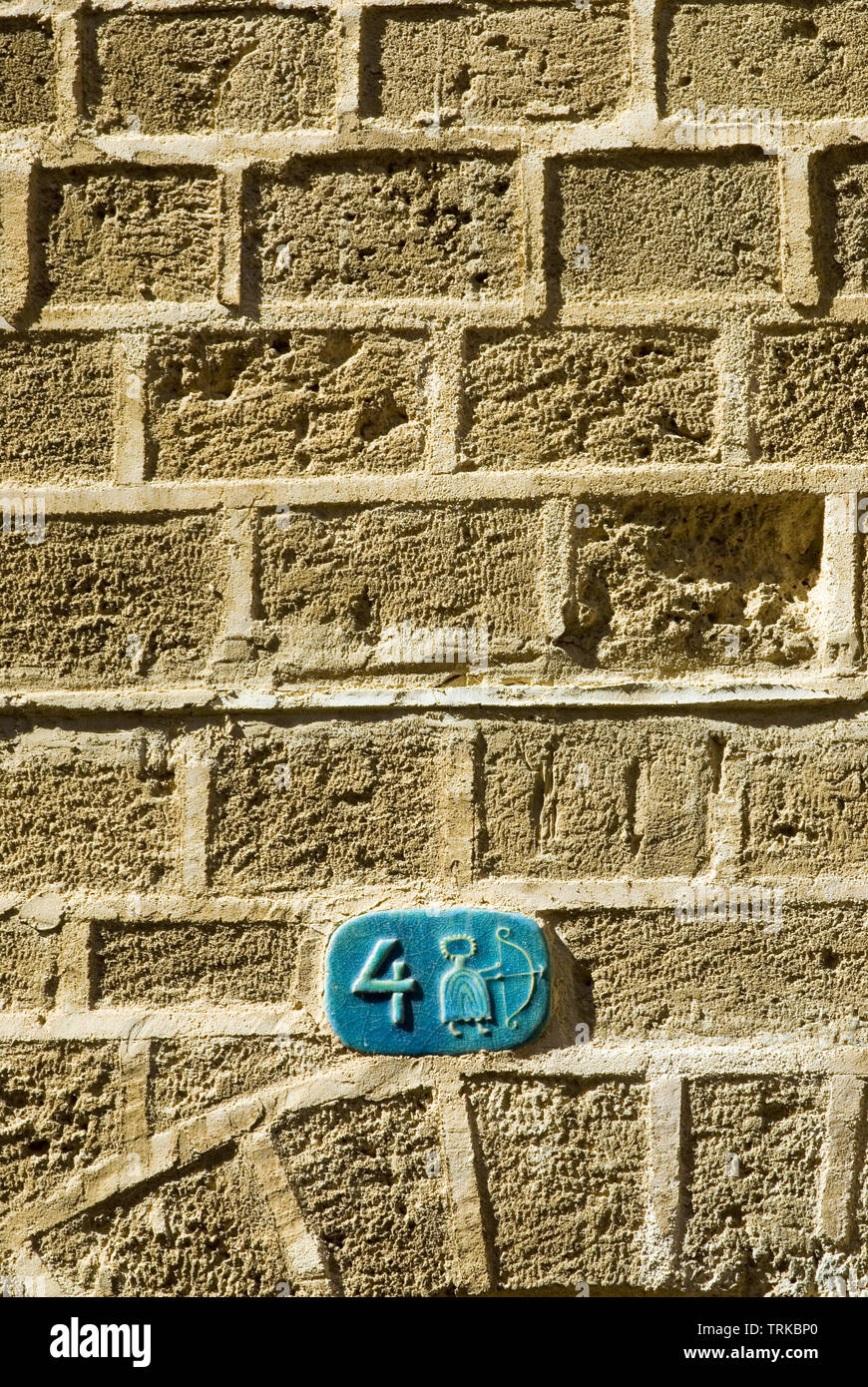 Porta in ceramica targa con il simbolo del Sagittario su un muro di pietra a Jafo, Israele Foto Stock