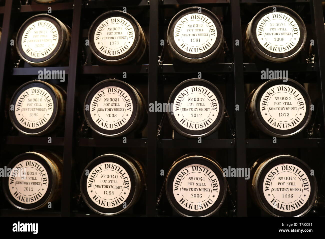 Barili di Suntory whisky presso la distilleria Hakushu Foto Stock