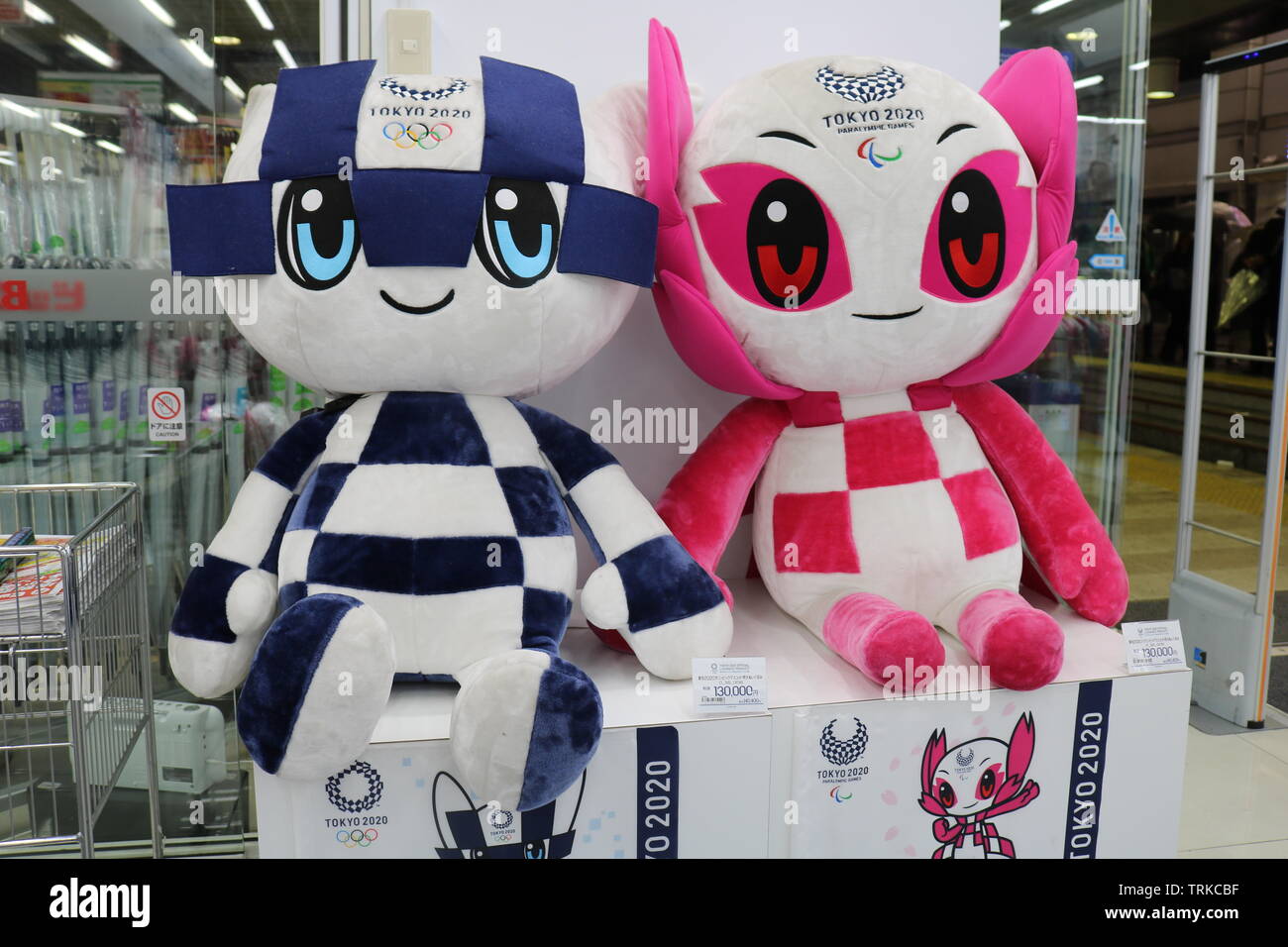 Blu e rosa Tokyo Olimpiadi 2020 mascotte al di fuori di un negozio Foto Stock