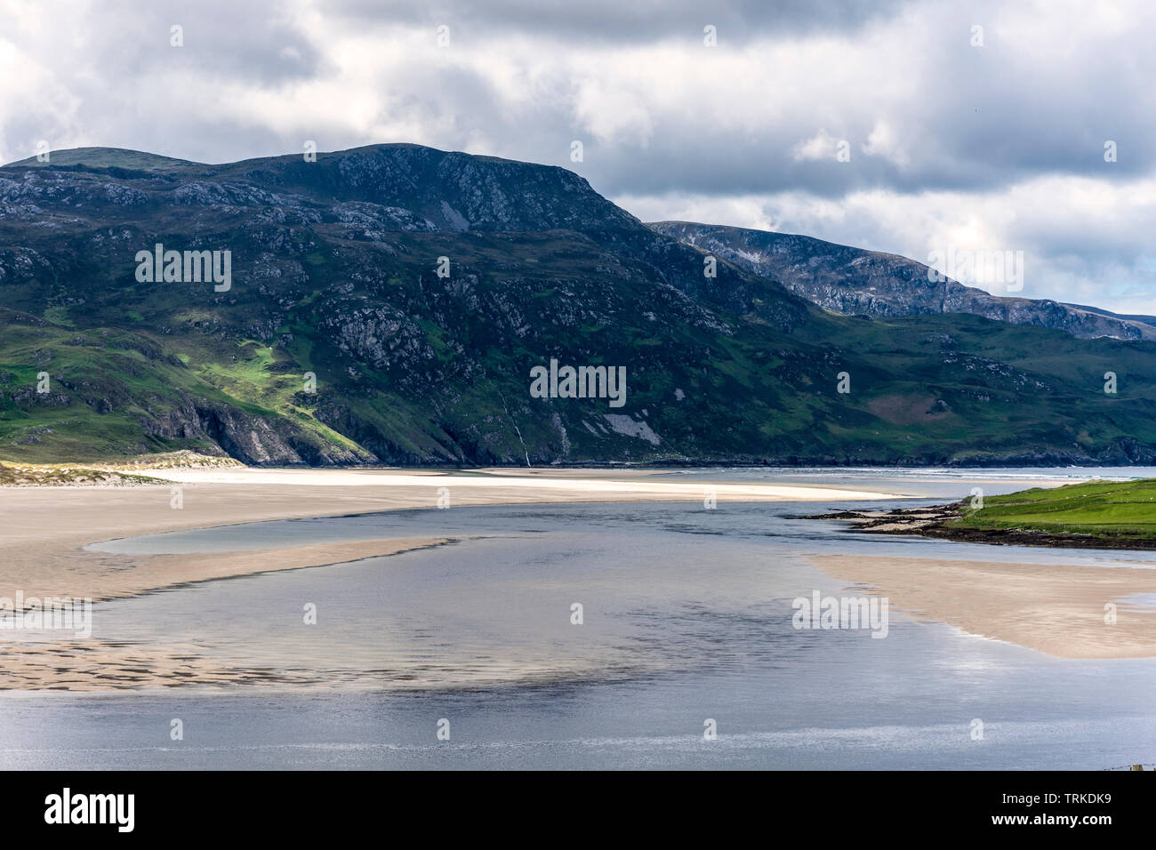 Marghera Beach con Slieve Tooey montagna dietro su Atlantica selvaggia costa modo, County Donegal, Irlanda Foto Stock