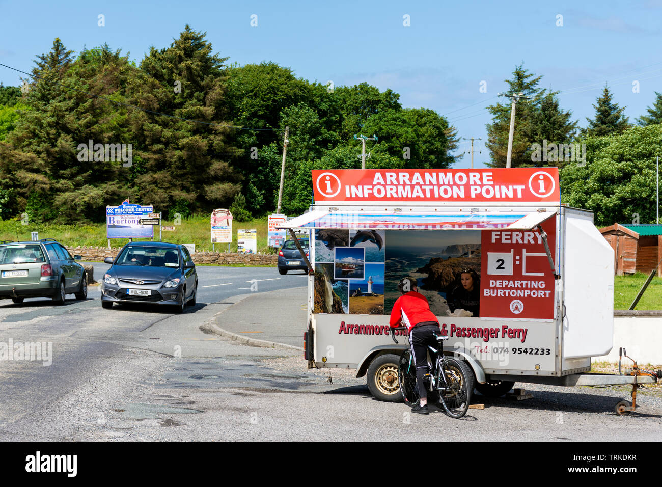Un ciclista ferma al Arranmore Punto Informazioni in kiosk Burtonport, County Donegal, Irlanda Foto Stock