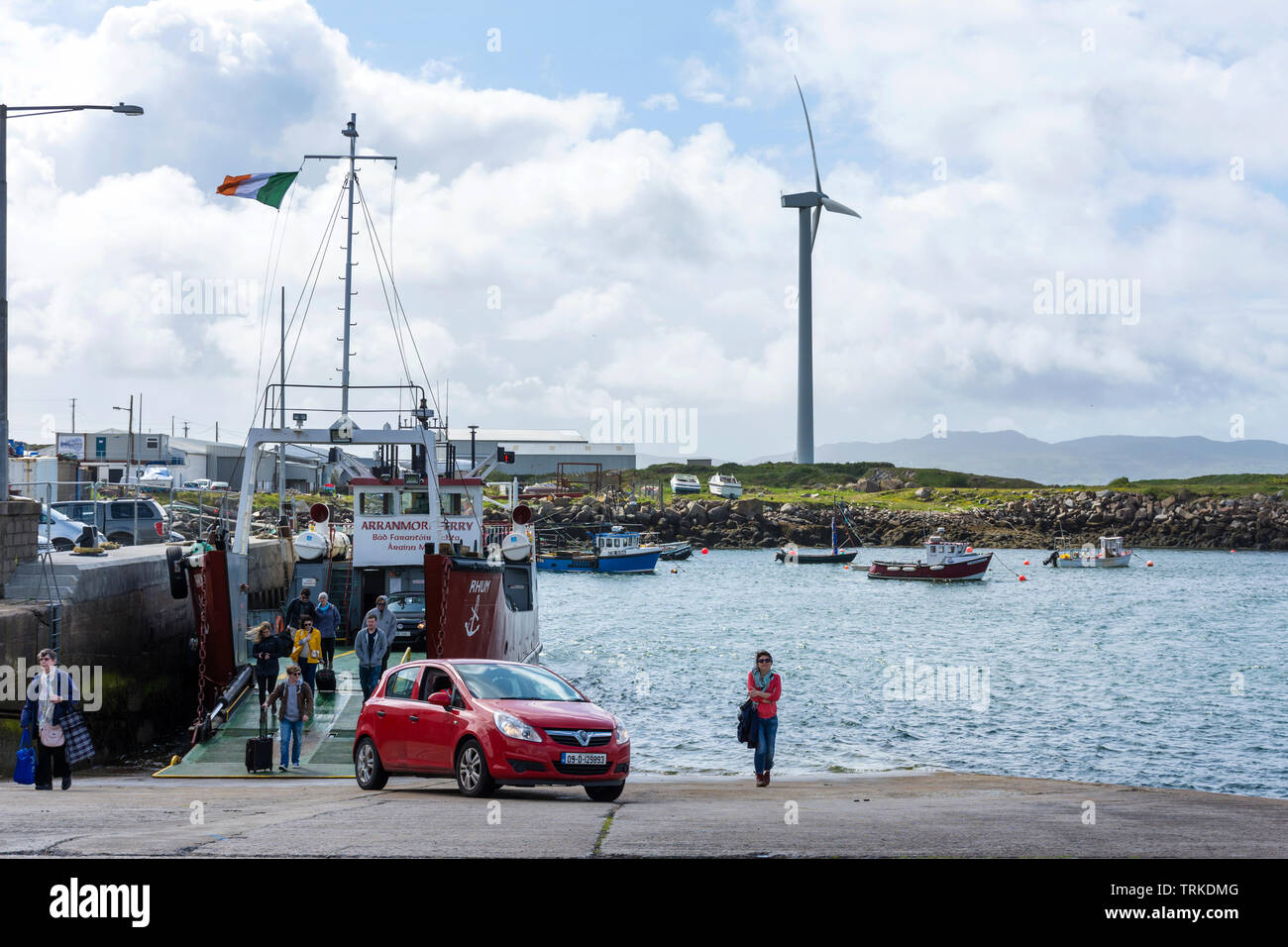 Piedi di passeggeri e veicoli scendono dalla Arranmore Island Ferry a Burtonport Harbour, County Donegal, Irlanda Foto Stock