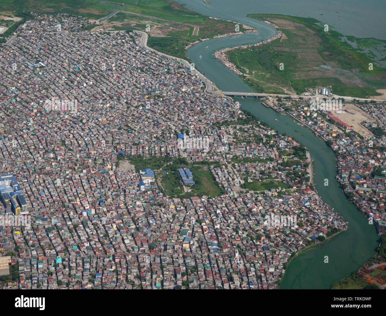 Foto aerea di Nagpayong e fiume Pasig in città Pasic, Metro Manila nelle Filippine. Foto Stock