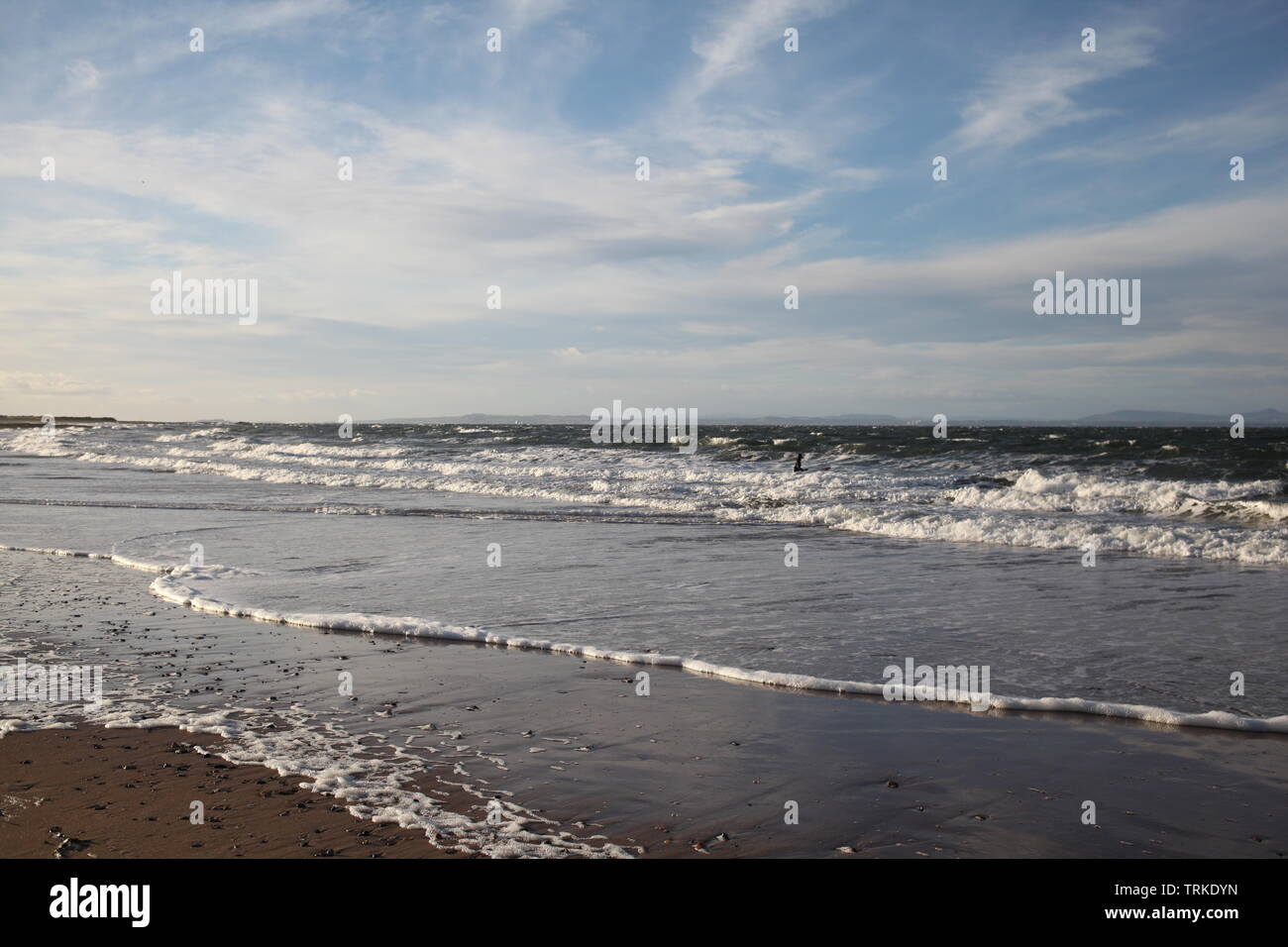 Spiaggia tranquilla e cielo blu, Esc a mezzogiorno Foto Stock