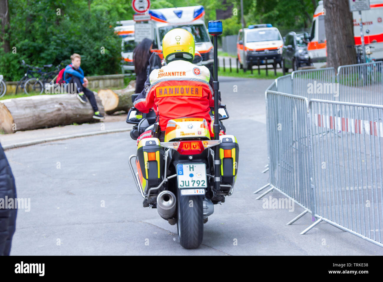 Hannover / Germania - 25 Maggio 2019: un'ambulanza l uomo dalla Johanniter moto squadrone aziona in caso di emergenza. Foto Stock