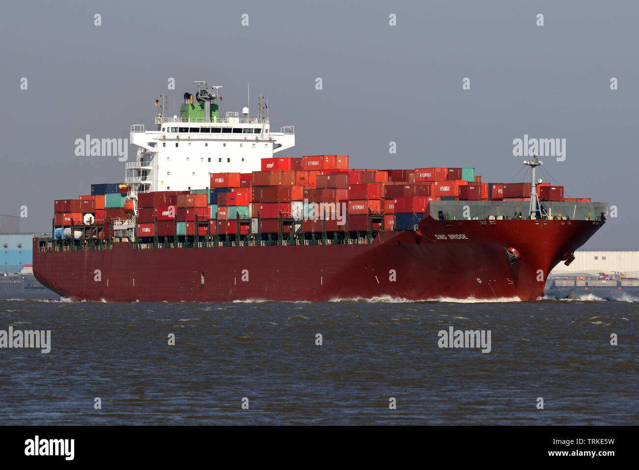 La nave portacontainer Sino ponte passa il 17 aprile 2019 Cuxhaven sul fiume Elba e continua per il porto di Amburgo. Foto Stock