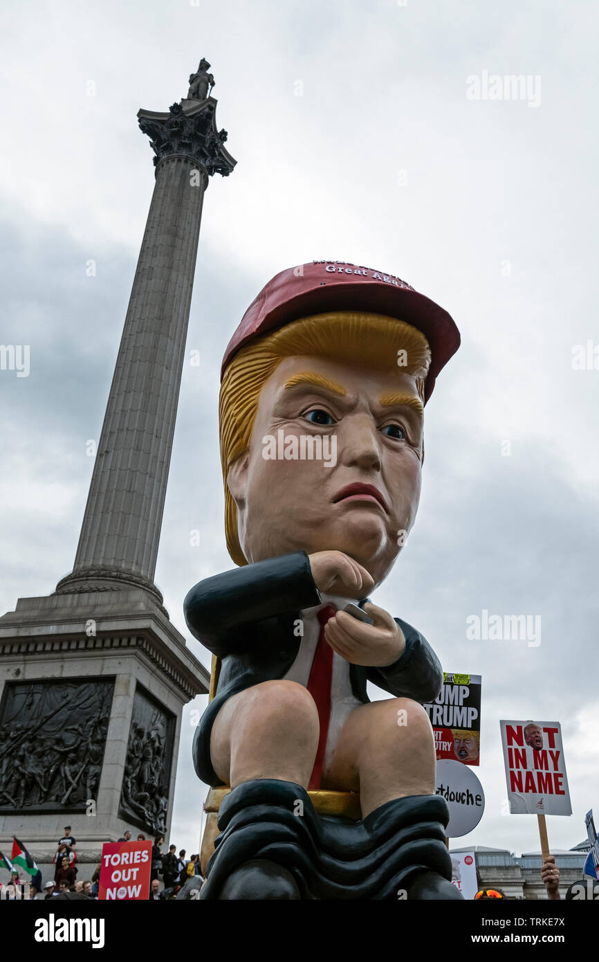 Giant Donald Trump effige seduta sul wc a "Carnevale di resistenza' Anti-Trump protesta a Londra durante il presidente statunitense Trump's visita a Downing Street. Foto Stock