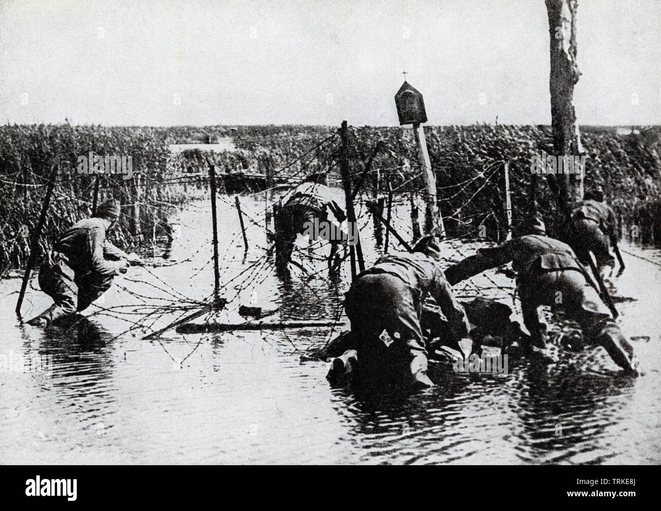 Questa foto risale alla prima guerra mondiale. La didascalia recita: americani filo di taglio entaglements prima di una trasmissione. Foto Stock