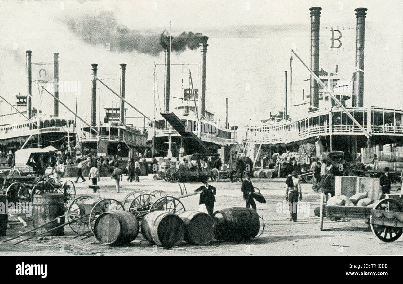 La foto risale al 1922. La didascalia recita: La trafficata di fronte al fiume a Louisville. Louisville, con una popolazione di un quarto di milione, è la più grande città del Kentucky e il centro di una vasta distribuzione e commercio di esportazione, con eccezionali strutture da fiume e la ferrovia. Foto Stock