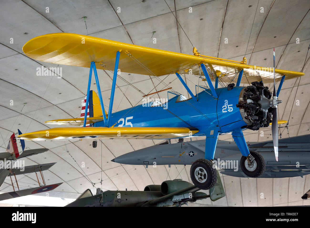 Modello Boeing-Stearman 75 (PT-17) biplano trainer presso l'Imperial War Museum Duxford, Cambridgeshire, Regno Unito Foto Stock